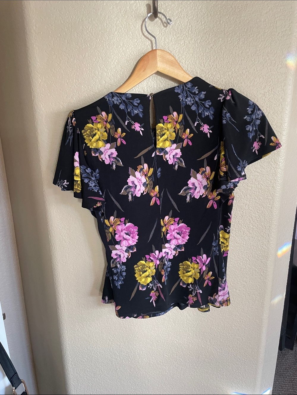 Vince Camuto Women’s Black Floral Ruffle Sleeve Top with Smocked Waist Size S - Picture 2 of 6
